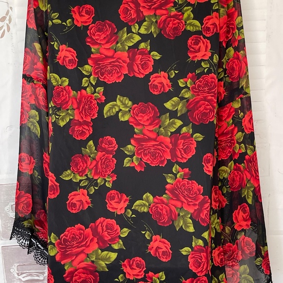 FOREVER 21 Womens Black Red Roses Chiffon B Neck Top Blouse Sz. Small Pre-owned - Picture 10 of 14
